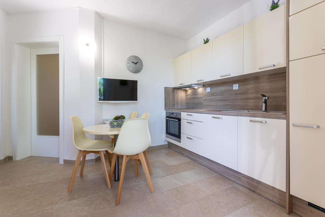 Apartments House Barbara Kornić Extérieur photo