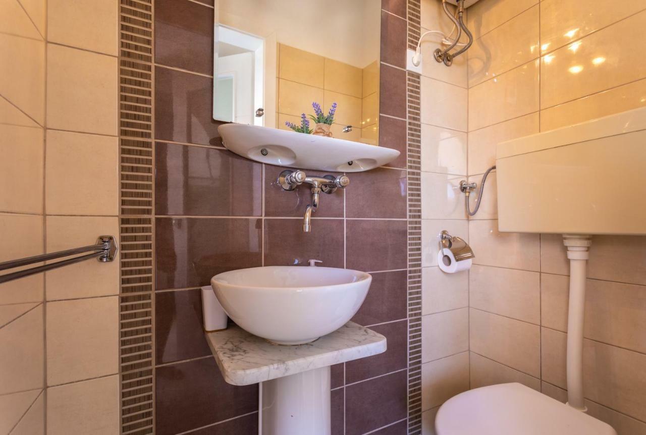 Apartments House Barbara Kornić Extérieur photo